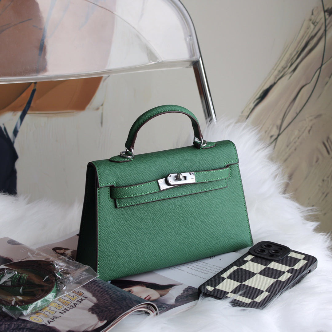 A fashionable women's handbag with a one-shoulder crossbody strap