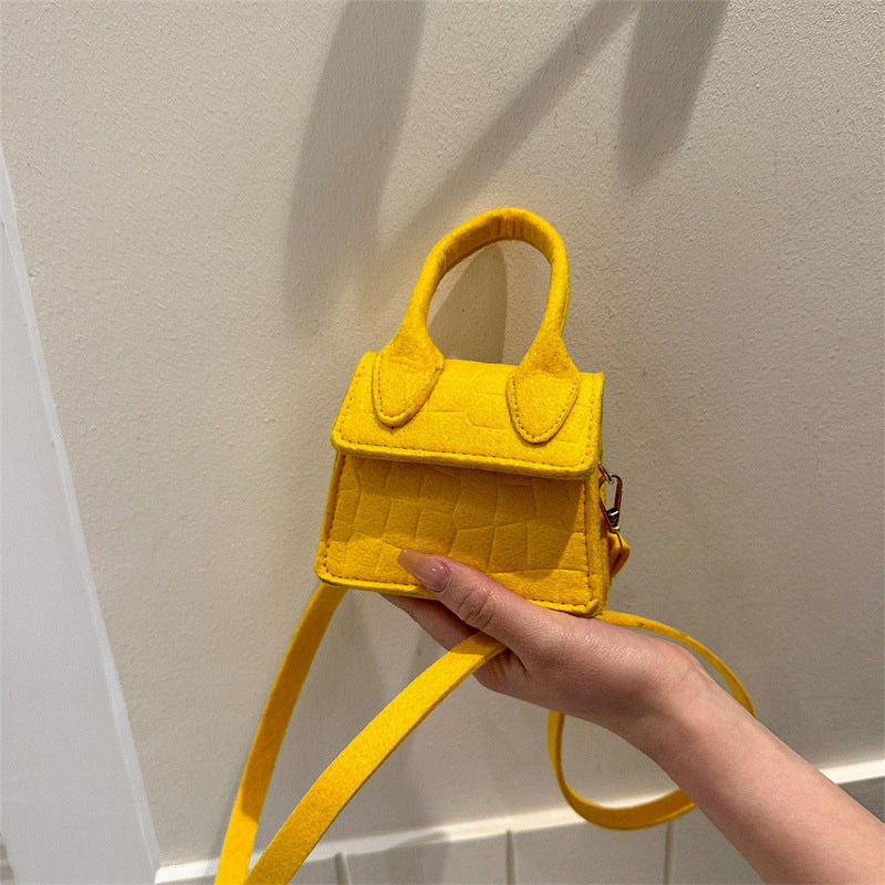 2025 Summer new fashion summer Western style women's portable shoulder bag simple western style chain crossbody small square bag