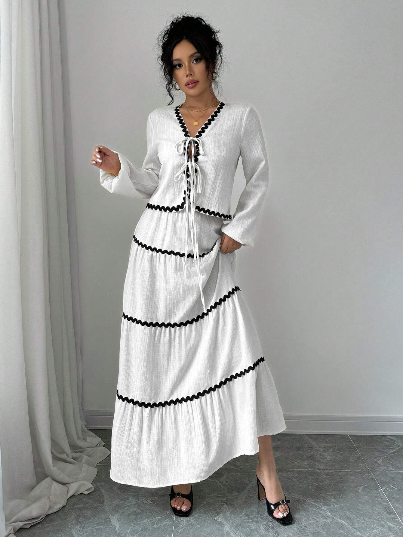 Loose-fitting dress with long sleeves