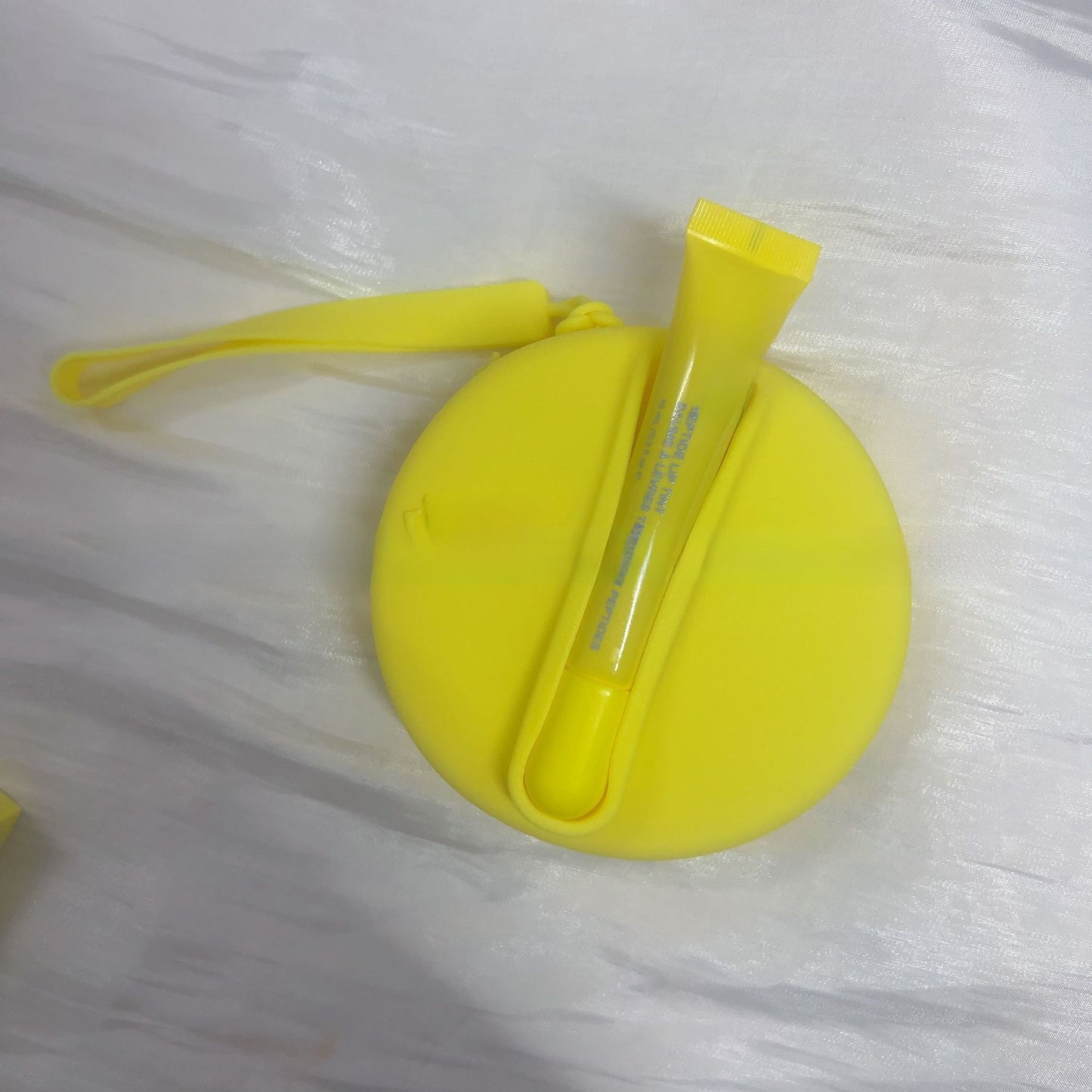 Portable coin purse with earphone compartment