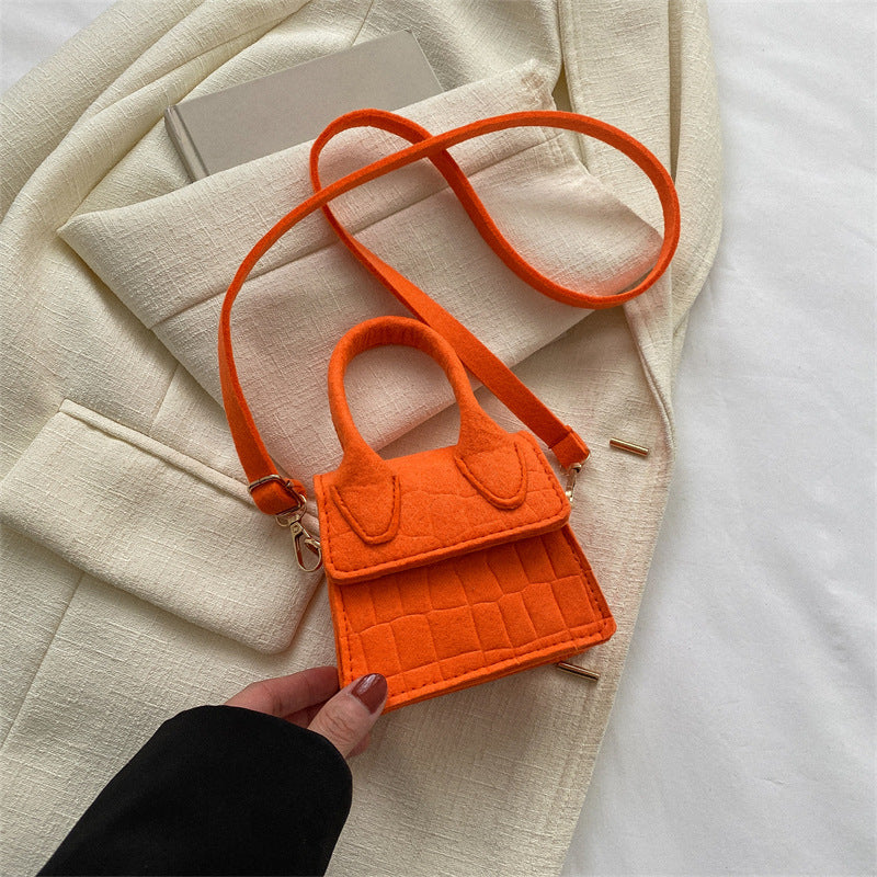 2025 Summer new fashion summer Western style women's portable shoulder bag simple western style chain crossbody small square bag