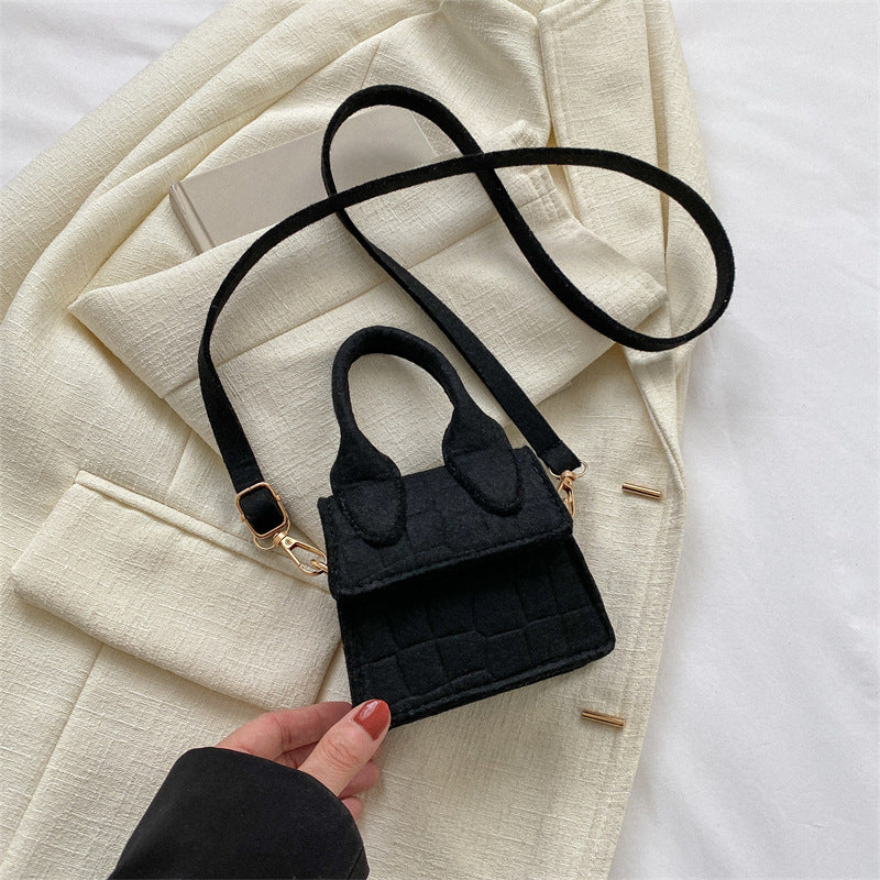 2025 Summer new fashion summer Western style women's portable shoulder bag simple western style chain crossbody small square bag