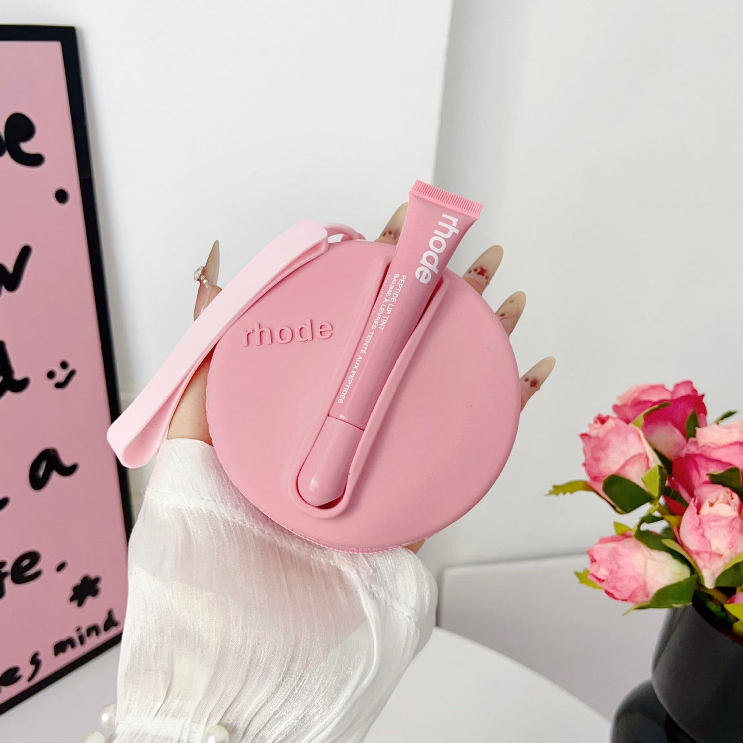 Portable coin purse with earphone compartment