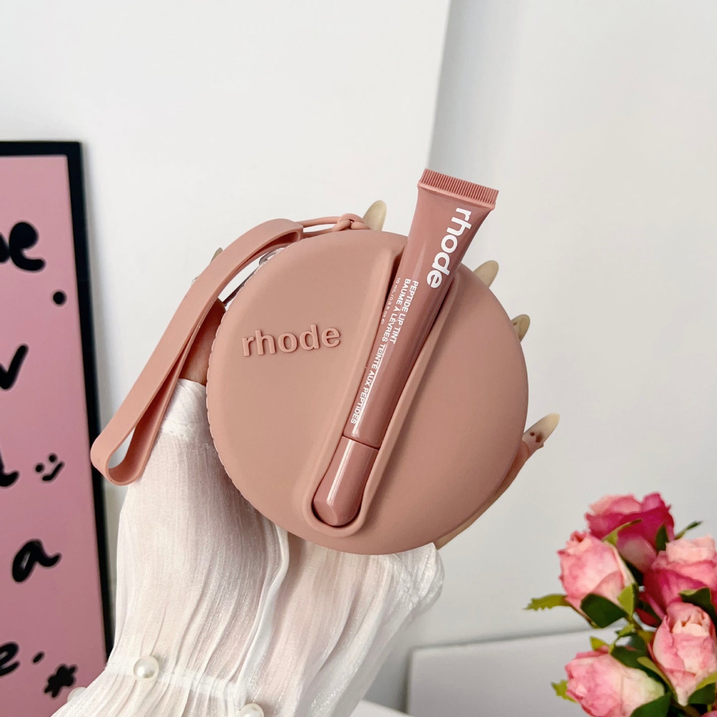 Portable coin purse with earphone compartment