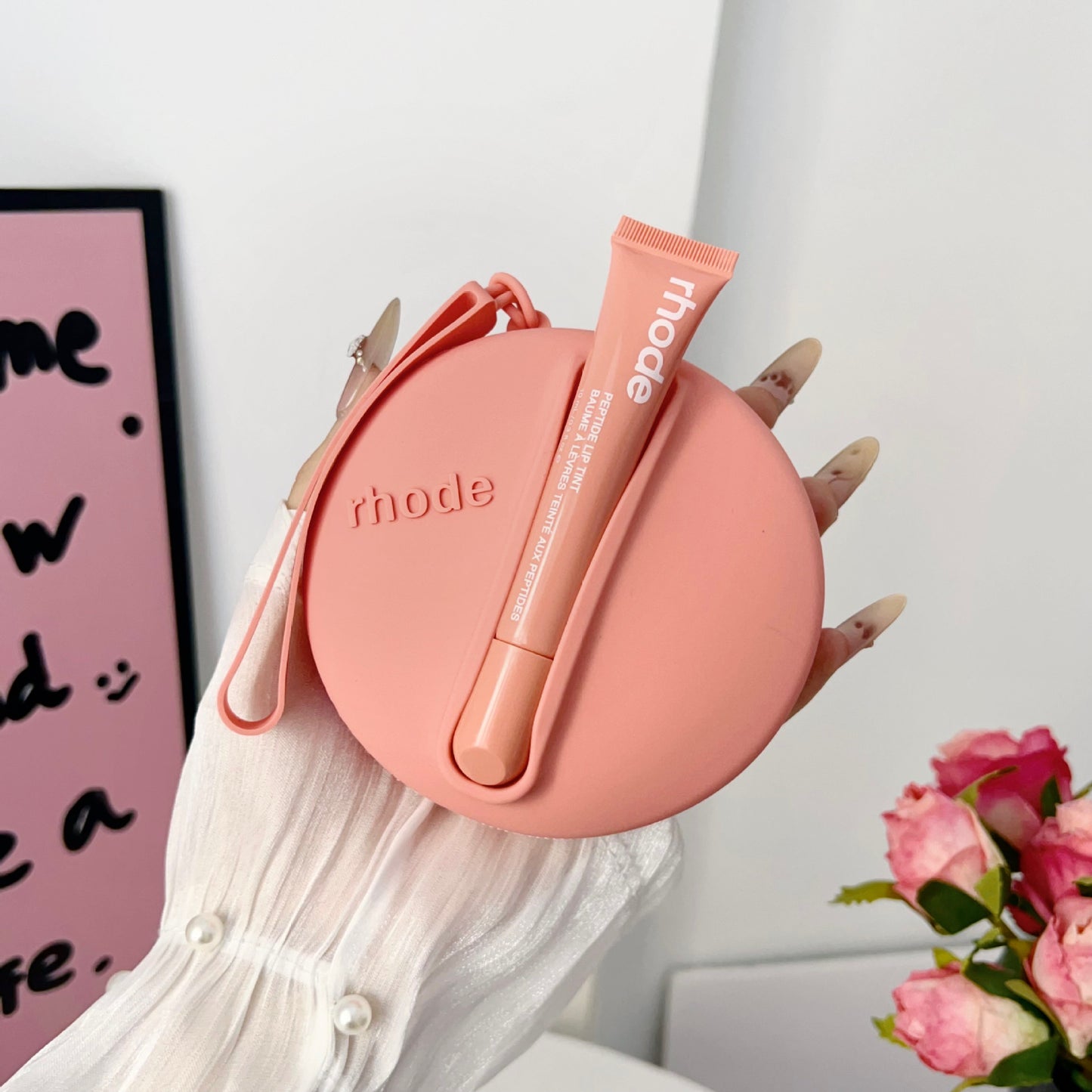 Portable coin purse with earphone compartment