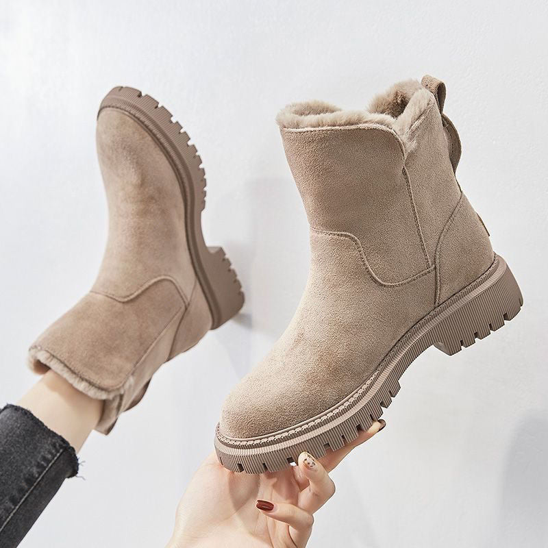 Snow boots with insulation for warmth