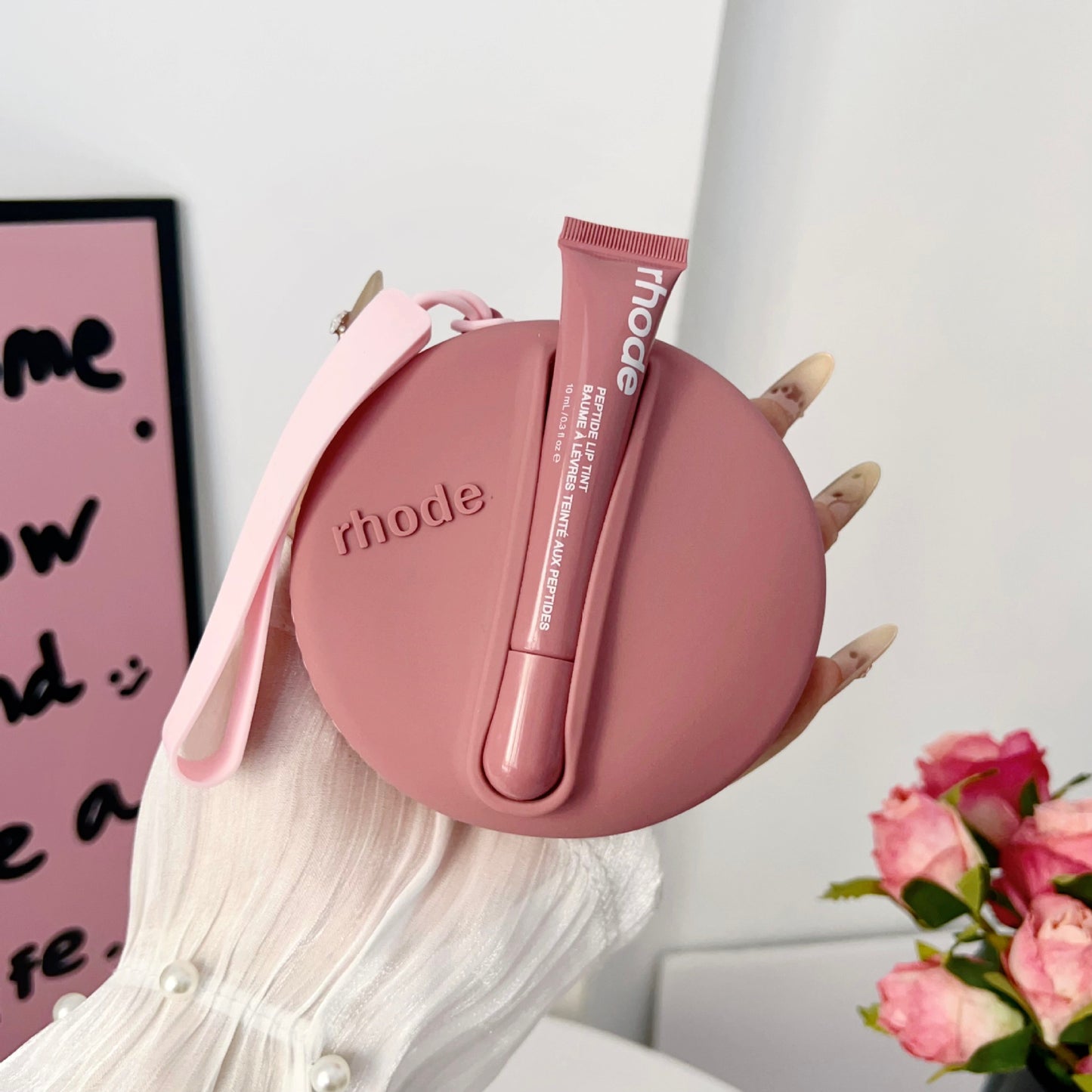 Portable coin purse with earphone compartment